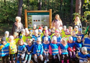 Dzieci stoją w lesie.