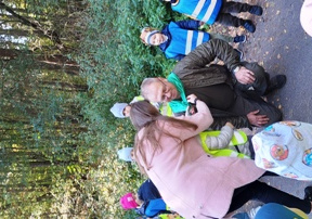 Dzieci wręczają chustę Strażnika lasu.