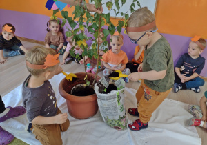 Dzieci sadzą drzewo