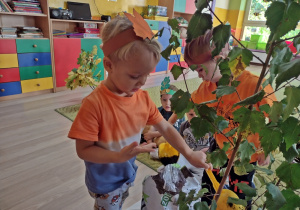 Dzieci sadzą drzewo
