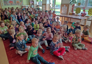 Dzieci słuchają leśniczego