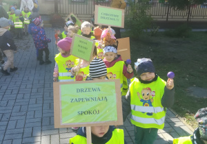 Dzieci biorą udział w paradzie