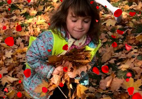 Dziewczynka zbiera liście