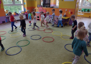 Dzieci bawią się kołami hula hop