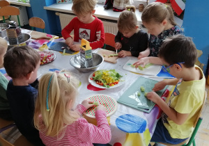 Dzieci kroją warzywa