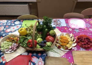 Owoce i warzywa na stole