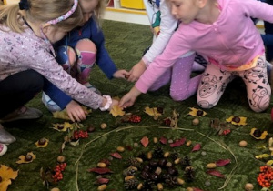 Dzieci układają liście