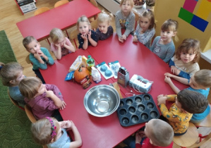 Dzieci opowiadają o składnikach i sprzątach potrzebnych do wykonania babeczek