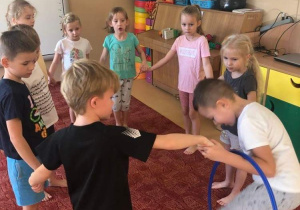 Dzieci ćwiczą z obręczami