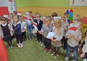 Dzieci śpiewają hymn
