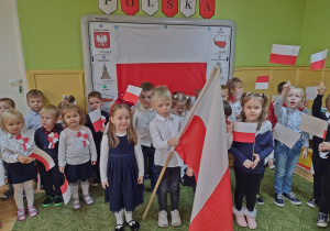 Dzieci pozują z flagą Polski