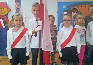 Dzieci prezentują polską flgę
