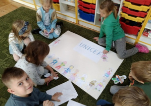 Dzieci wykonuja plakat