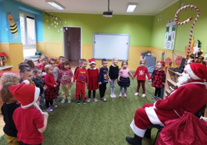 Dzieci śpiewają dla Mikołaja