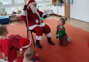 Mikołaj siedzi wśród dzieci
