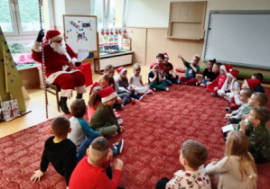 Mikołaj czyta list od dzieci