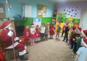 Dzieci śpiewają Mikołjowi