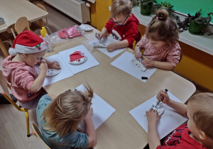 Dzieci robią Mikołajki z papieru