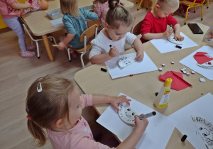 Dzieci robią Mikołajki z papieru