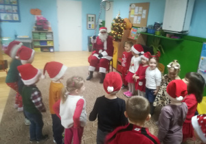 Dzieci śpiewają Mikołjowi