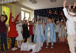 Dzieci w trakcie występu świątecznego