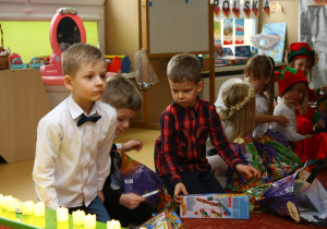 Dzieci rozpakowują prezenty
