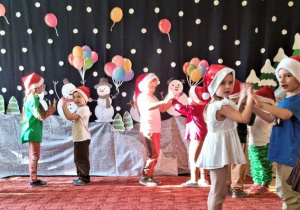 Dzieci tańczą na występie z okazji Dnia Babci i Dziadka