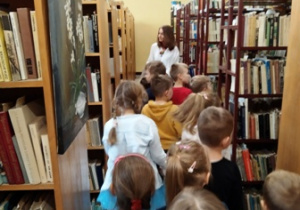 Przedszkolaki zwiedzaj bibliotekę