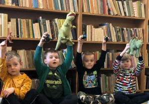 Dzieci pozują do zdjęcia z dinozaurami