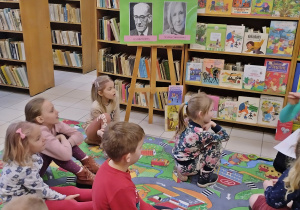 Dzieci słuchają informacji o pisarzach