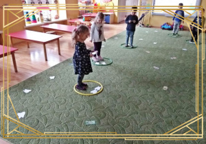 Dzieci bawią się w zabawę na dywanie