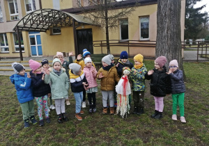 Dzieci żegnają symbol zimy
