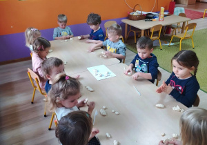 Dzieci tworzą chlebki