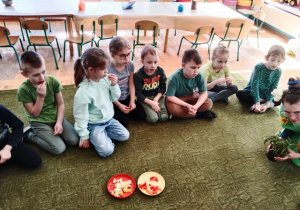 Dzieci smakują cytrynę i paprykę