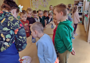 Dzieci uczą się siania