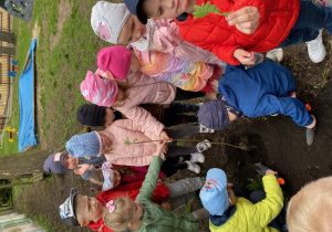 Dzieci wykopują dołek na sadzonkę