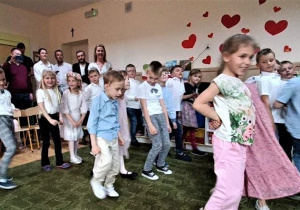 Dzieci tańczą w trakcie występu