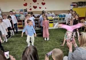 Dzieci tańczą w trakcie występu