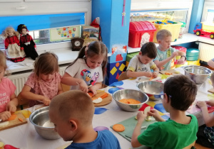 Dzieci przygotowują zdrowe frytki