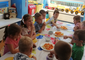Dzieci degustują warzywa