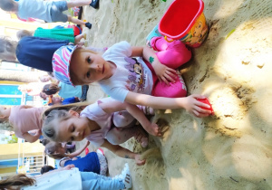 Dzieci budują z piasku