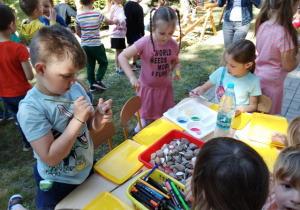 Dzieci malują kamienie.