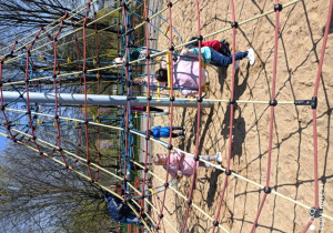 Dzieci wspinają się na sznurkowej wieży