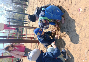 Dzieci bawią się piaskiem