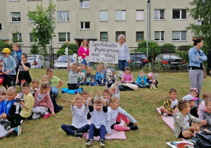 Dzieci pozują z plakatem