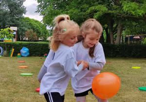 Dziewczynki biegną z balonem