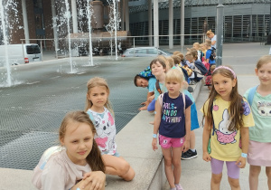 Dzieci oglądają fontanny