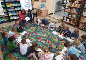 Dzieci rysują na dywanie