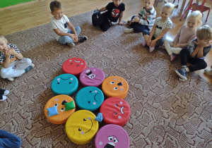 Dzieci grają w grę "Różne emocje"