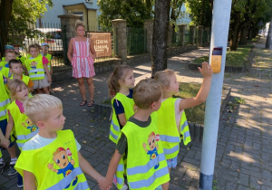 Dzieci czekją aby przejść przez jezdnię